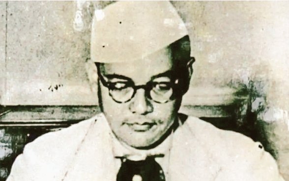 SSanyal's tweet photo. Has the Justice Sahai Commission report stating Gumnami Baba wasn't Netaji ended #NetajiMystery or has it opened a Pandora's Box? Who was Gumnami Baba? Will DNA test of Renkoji relics be the key? @Chandrabosebjp @SuparnoSatpathy @anujdhar @MissionNetaji @chandrachurg @PanickarS https://t.co/NfbC0TkyT2