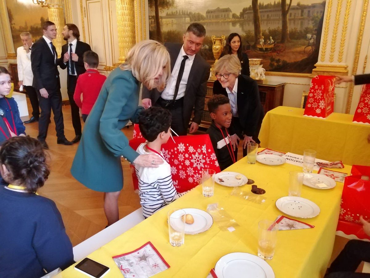 Arbre de Noel à l’Elysée pour les enfants de l’AFP18. Après un spectacle et un goûter, les enfants se sont vus remettre un cadeau par #BrigitteMacron et #EmmanuelMacron. Nous les remercions pour l’invitation ainsi que <a href="/martinebrousse/">Martine Brousse</a> de #lavoixdelenfant