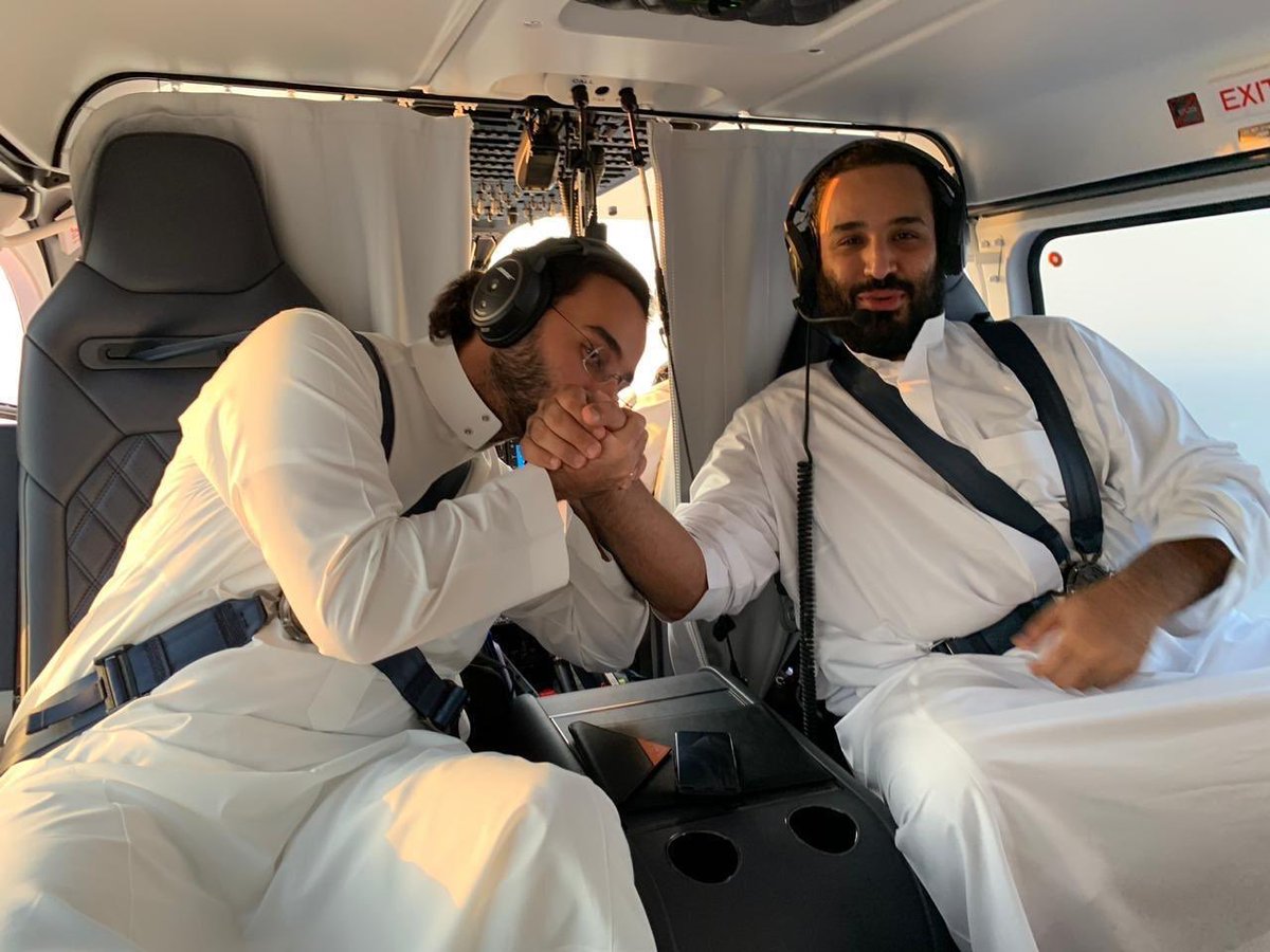 a_albander's tweet photo. ولي العهد الأمير محمد بن سلمان وأبن عمه الأمير عبدالله بن بندر -وزير الحرس الوطني- في صورة تجسد معنى الأخوة والمحبة وأخلاق الكبار، نعم ها هي أخلاق حكامنا التي يتمتعون بها.

قال الرسول صلى الله عليه وسلم :
"إنما بعثت لأتمم مكارم الأخلاق" ❤️ https://t.co/QNgbsQRUI6