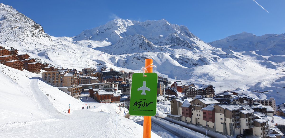 A2JV44's tweet photo. Aussitôt dit, aussitôt fait ! Je vous avais bien dit que l'on irait au #ski 😁 #à1jypenseà2jyvais dévaler les pistes des @3Vallees_france ⛷️ https://t.co/BCs4Eyjp7h