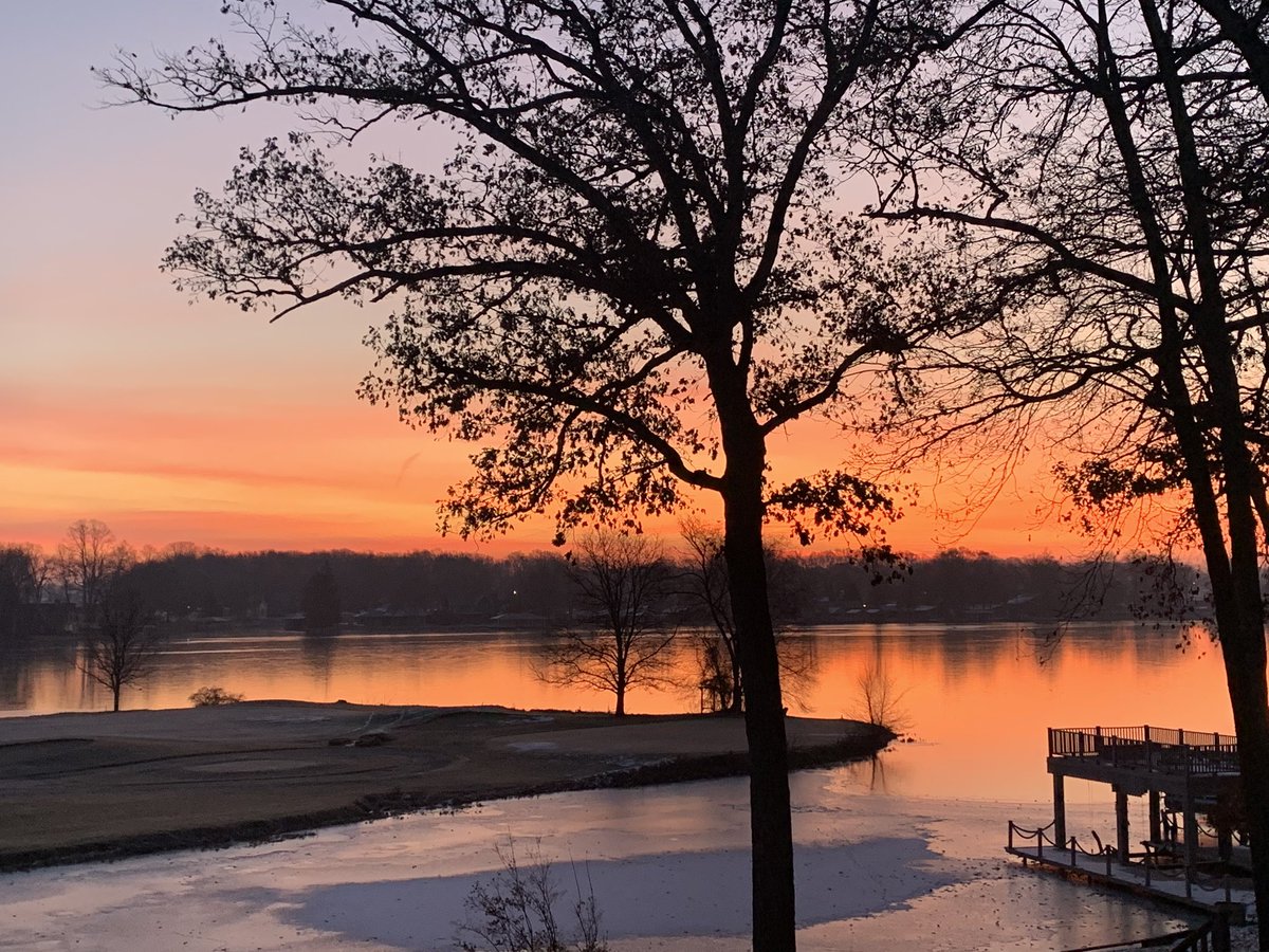 TippyCCGolf's tweet photo. Beautiful sunrise! Gearing up for a great holiday party tonight!! https://t.co/hUX3Z2OhOe