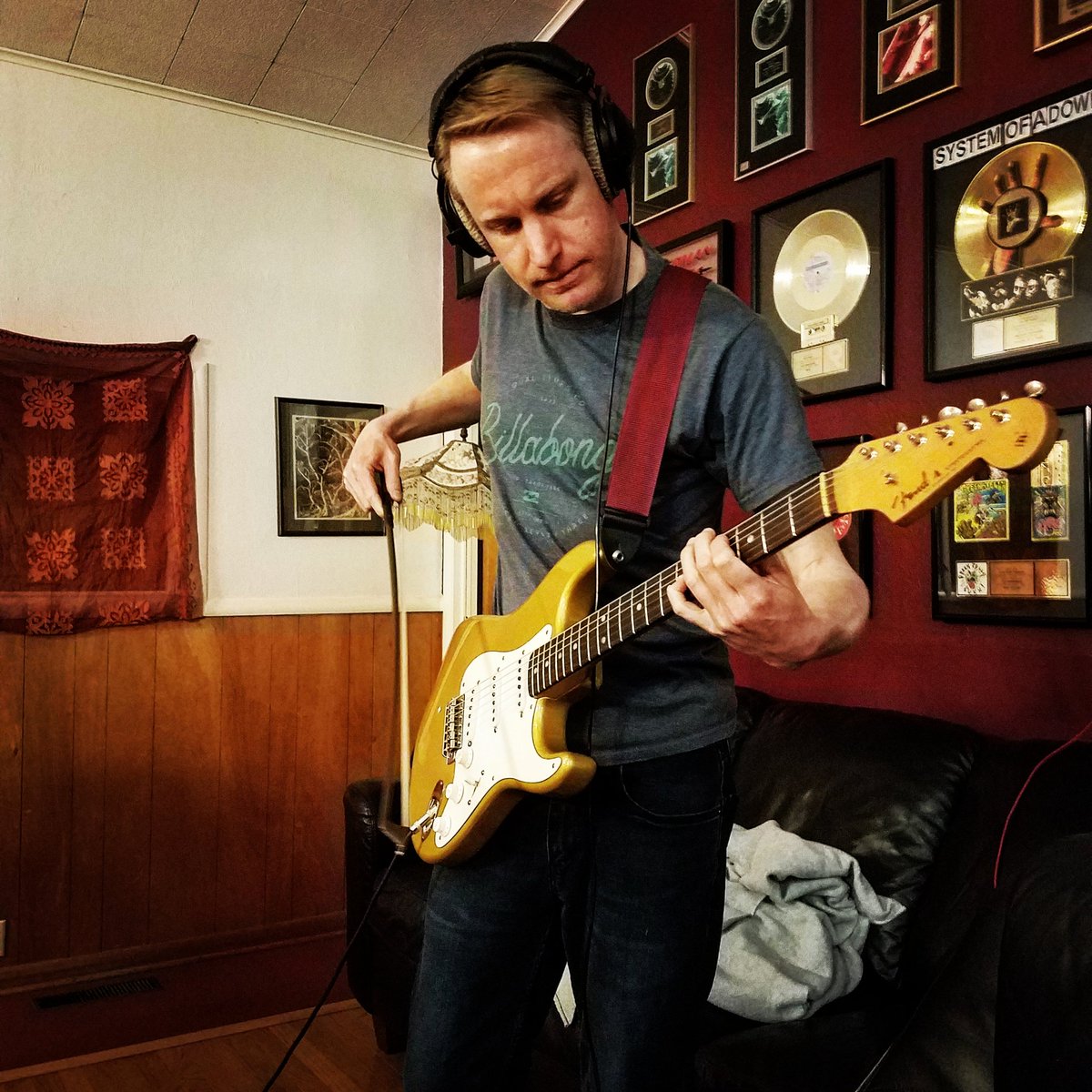 relevantdiscord's tweet photo. Throwback to February and tracking additional guitar bits and string accents on the bridge to "Forward Thinking." Song link in bio.
#recordingstudio #forwardthinking #thetraverse #availablenow #guitar #strings #ashlandoregon #southernoregonmusic #oregonmusic #rockisnotdead https://t.co/GjpGFfGpaW