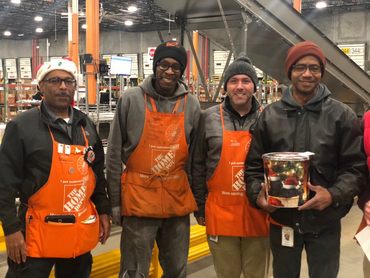 cmzeus's tweet photo. @rdc5088WCOL our RDC partners receiving a little Holiday cheer along with the load from DFC 6777. @Wicked_Harmon @danzo43 @APM_Doug_5088 @ArielBurford https://t.co/q5iiWSLYK8
