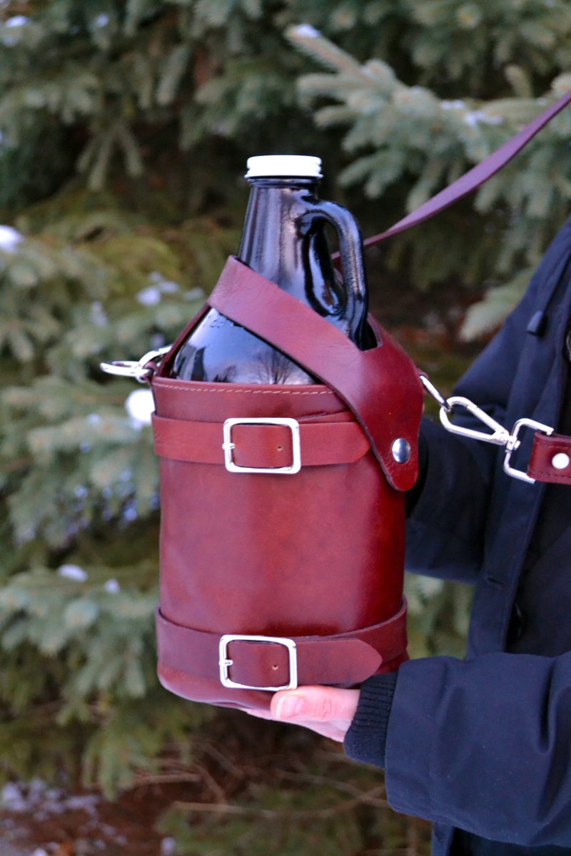 Looking for a last minute Christmas gift.... we have you covered. 🎄🎅

Pop into the brewery and check out our Growler Carrier. 

This leather carrier is locally made for your locally made #CraftBeer 🍻  $49.99 plus tax.  #drinklocal #supportlocal #Newmarket #ontariocraftbeer