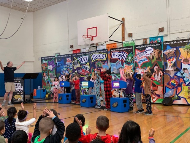 SearingtownK5's tweet photo. What better way to finish 2019 than with a game of trivia?! Ss and teachers tested their knowledge during our Brain Show Assembly this morning. Huge thank you to our amazing PTA! #BrainShow #Trivia #GoScotties https://t.co/eM7itHKqUj