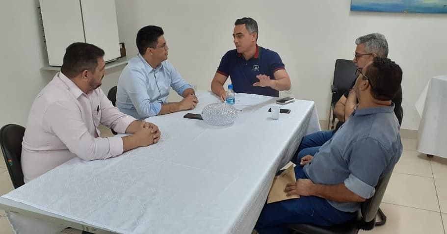 depmanuelmarcos's tweet photo. Nesta sexta, 20, nos reunimos com o prefeito do município de Senador Guiomard, André Maia, articulamos sobre o  desenvolvimento da cidade e anunciamos ao prefeito que estaremos atendendo o município com a destinação de ônibus escolares. #EmDefesaDoAcre https://t.co/BqyXhRgI2V
