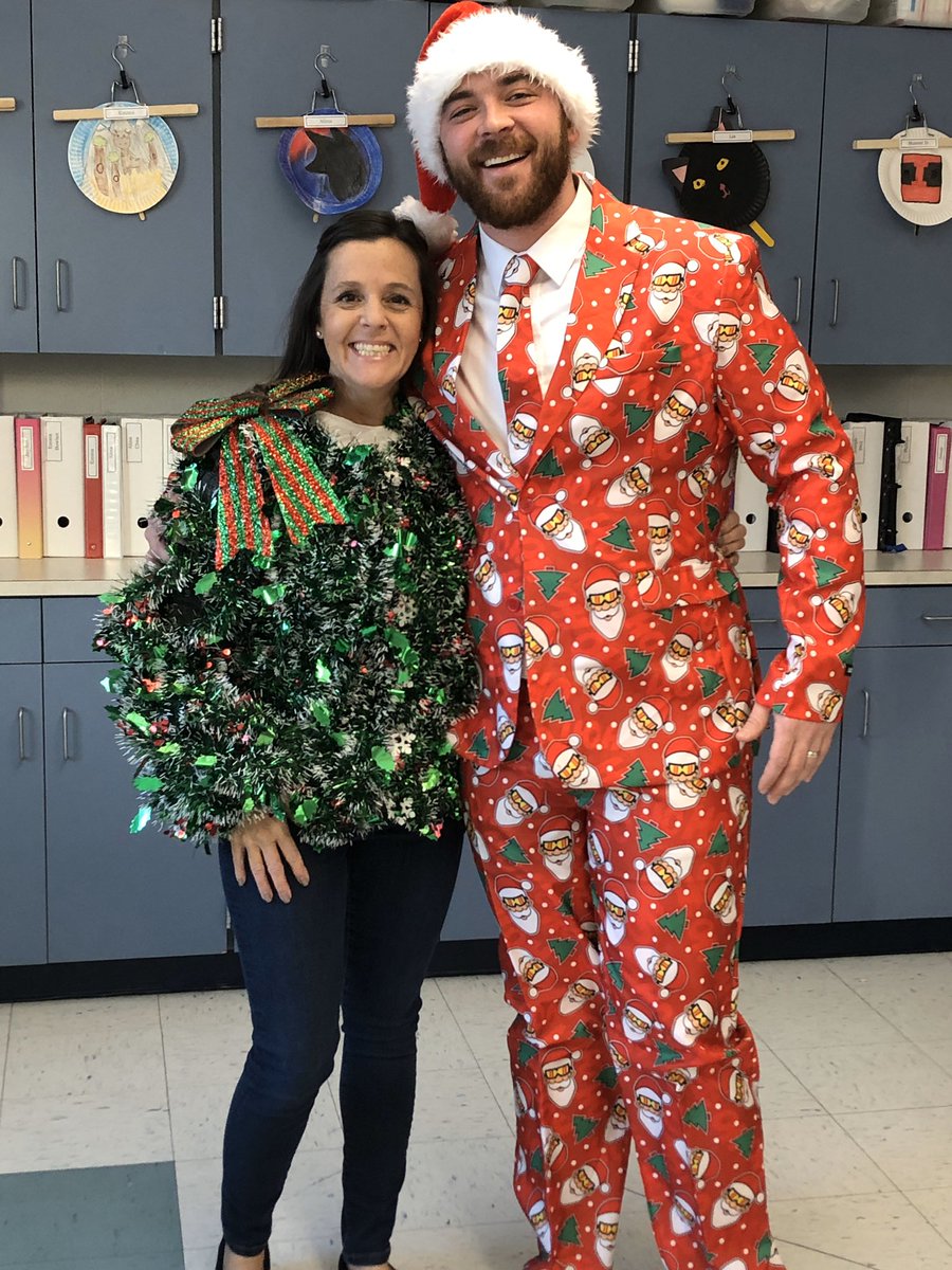 MrsRoberson401's tweet photo. Merry Christmas from the 5th grade Team. #5fun5 https://t.co/5hH93akRXc