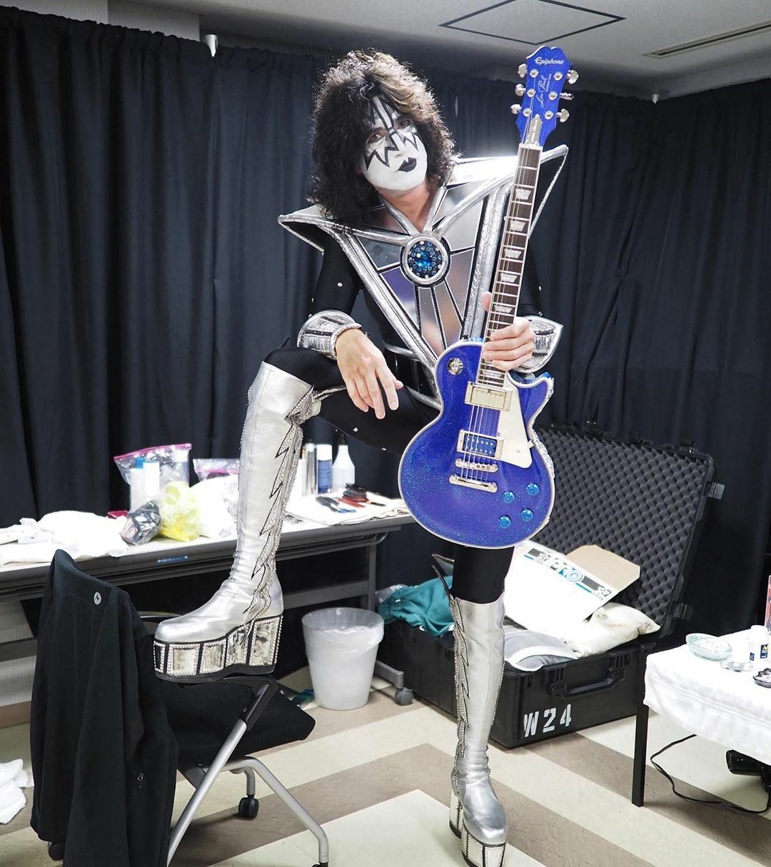 こに星人 Kissのトミー セイヤーの衣装 どっかで見た事あるわ と思ってたらナイトサパーズやわ スッキリしたわ 寝よ T Co Ffxeifpt5h Twitter