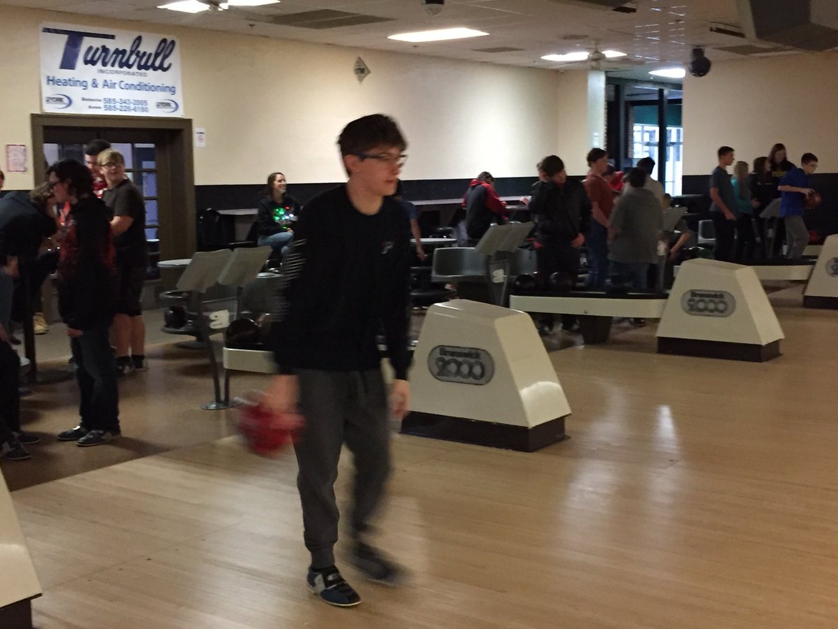 pavilionphysed's tweet photo. 9th grade Bowling Field Trip to Mancuso’s!  They learned technique and scoring in the am now the fun begins!#pavilionpe. #paviliongophers https://t.co/DVnwKPV3cr