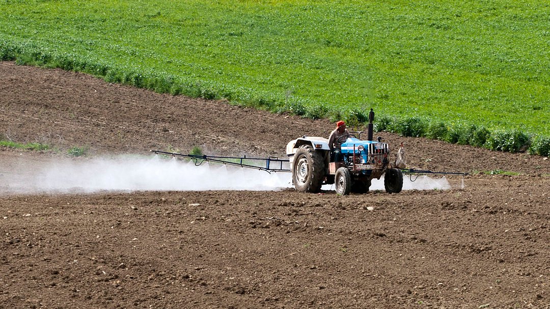 FondationNH's tweet photo. 😡 Épandage de pesticides : la santé des riverains et la protection de la biodiversité attendront !

Le gouvernement ne publie pas les résultats de la consultation publique réunissant 53 000 répondants et annonce une protection trop insuffisante.
https://t.co/wAN2Ebppf0 https://t.co/Xjvb7yajPQ