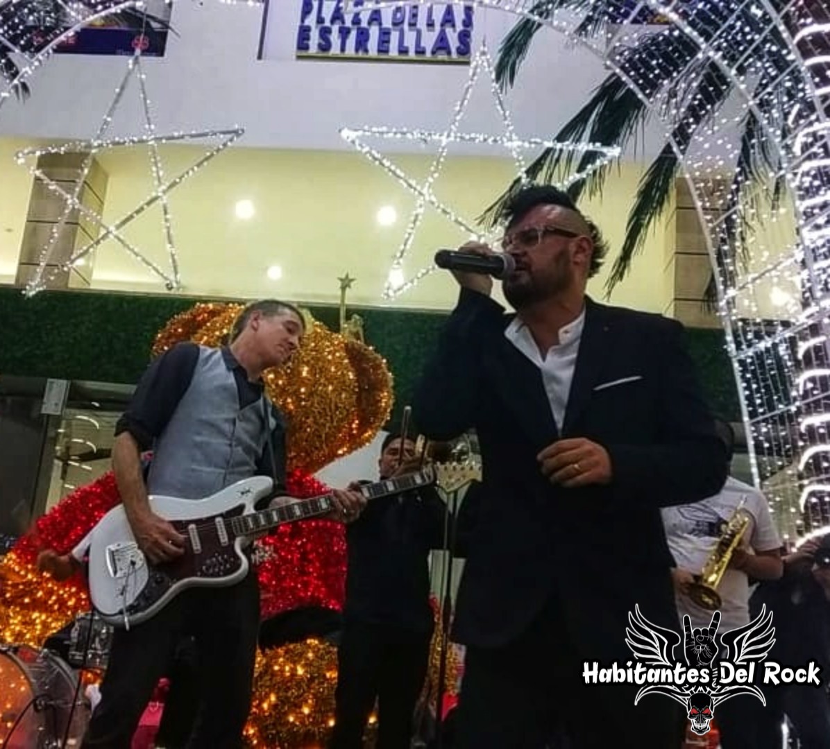 habitantesdrock's tweet photo. @estramboticos

DEJAN HUELLA 

La Banda plasmó sus manos y huellas en el legendario Paseo de Las Luminarias de
Galerias Plaza de las Estrellas, con el que cierran präcticamente el 2019. https://t.co/XelzTKtHN7