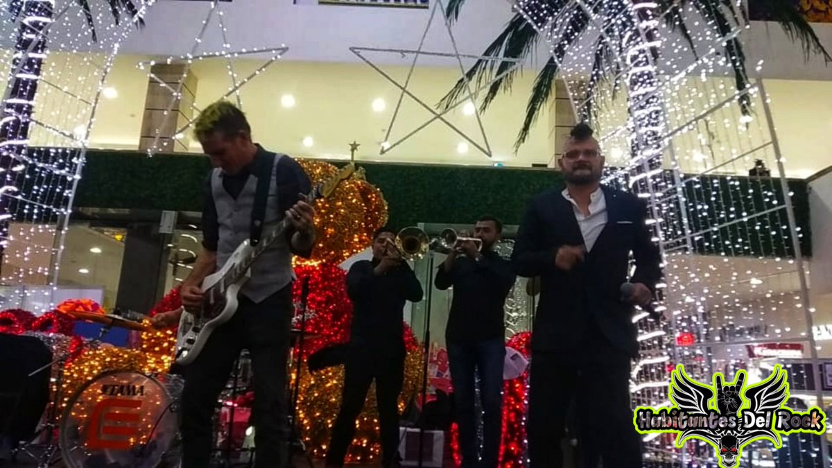 habitantesdrock's tweet photo. @estramboticos

DEJAN HUELLA 

La Banda plasmó sus manos y huellas en el legendario Paseo de Las Luminarias de
Galerias Plaza de las Estrellas, con el que cierran präcticamente el 2019. https://t.co/XelzTKtHN7