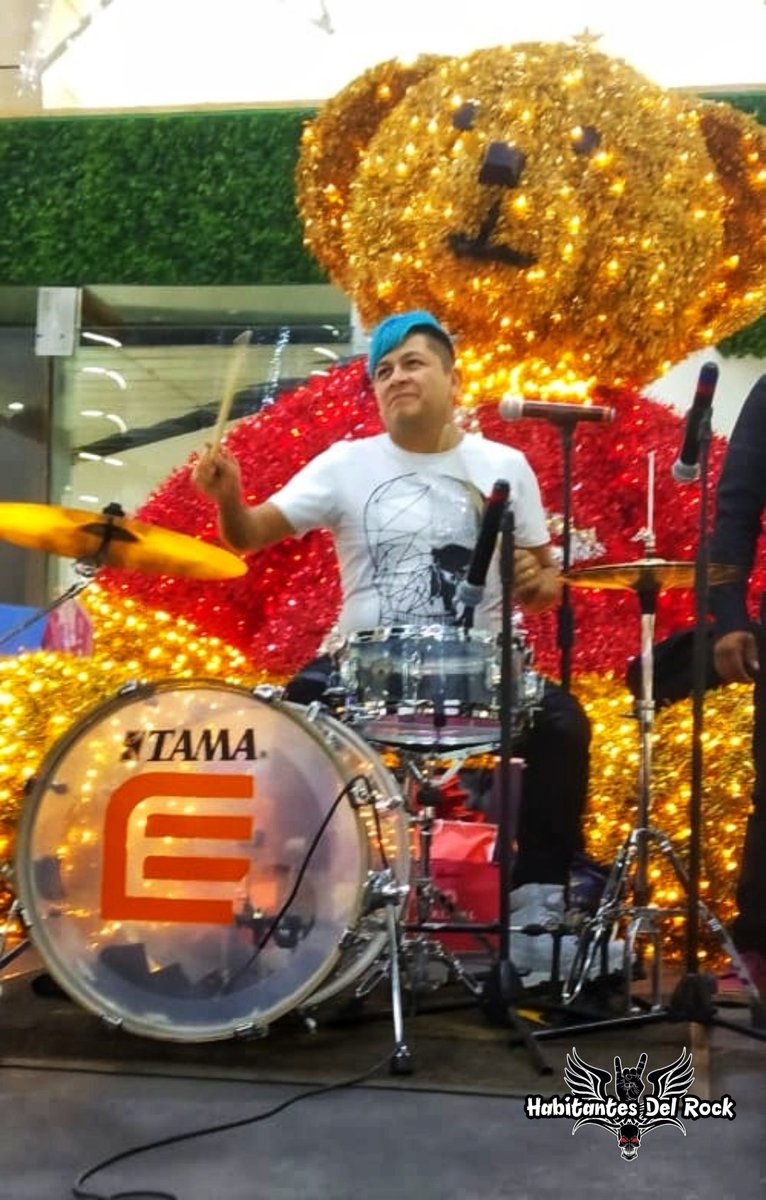 habitantesdrock's tweet photo. @estramboticos

DEJAN HUELLA 

La Banda plasmó sus manos y huellas en el legendario Paseo de Las Luminarias de
Galerias Plaza de las Estrellas, con el que cierran präcticamente el 2019. https://t.co/XelzTKtHN7