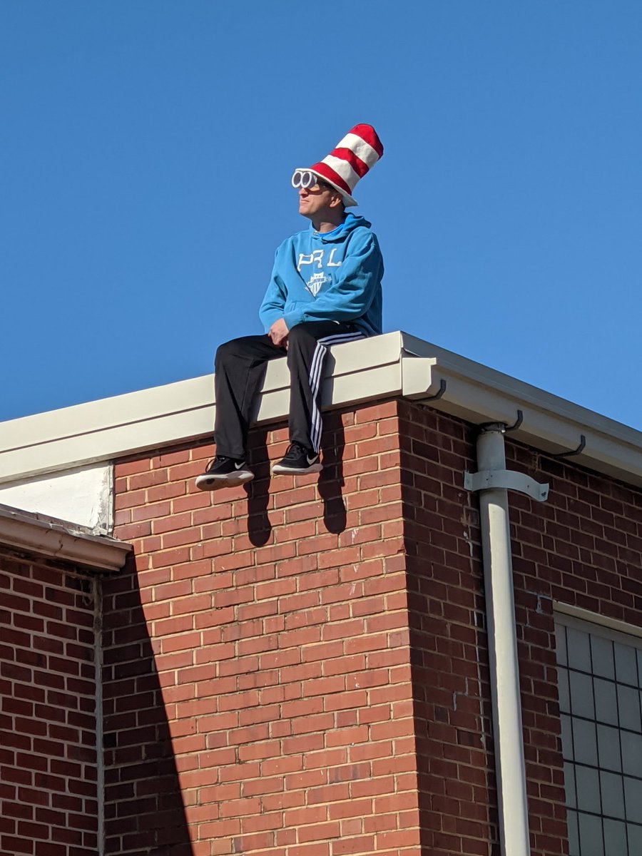 MrsKWilliamson's tweet photo. Hunter elves reach for the stars! Magic stretches to great heights! #HunterMagic #ElfieChallenge @HunterPrincipal https://t.co/L90Y3mkbj4
