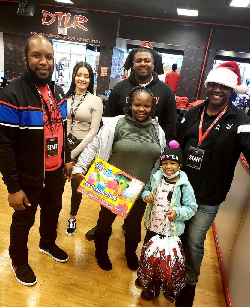 DTLRVILLA's tweet photo. 🎁 The season of giving &amp; blessings landed @ #DTLR in Columbiana Mall.
•
This young Queen Harmony Leonard blessed us w/ her charm &amp; personality. We treated her to a few gifts &amp; shoes!
•
🙏🏾 God bless U Harmony. We ❤️ ur smile &amp; admire your strength!
•
#DTLRCommunityOutreach 💪🏾 https://t.co/SeH0xy1mat