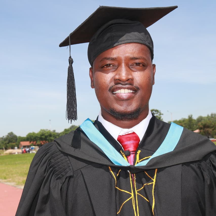 Ismailshambaro's tweet photo. Education is marvelous blessing, and Iam extremely appreciative of the opportunity I hve to attend university. I did nt get to my fresh year of college all by myself, though. There are so many individuals who played a part in getting where I am today. Thank you #KU47thGraduation https://t.co/K9kjvPP5wo