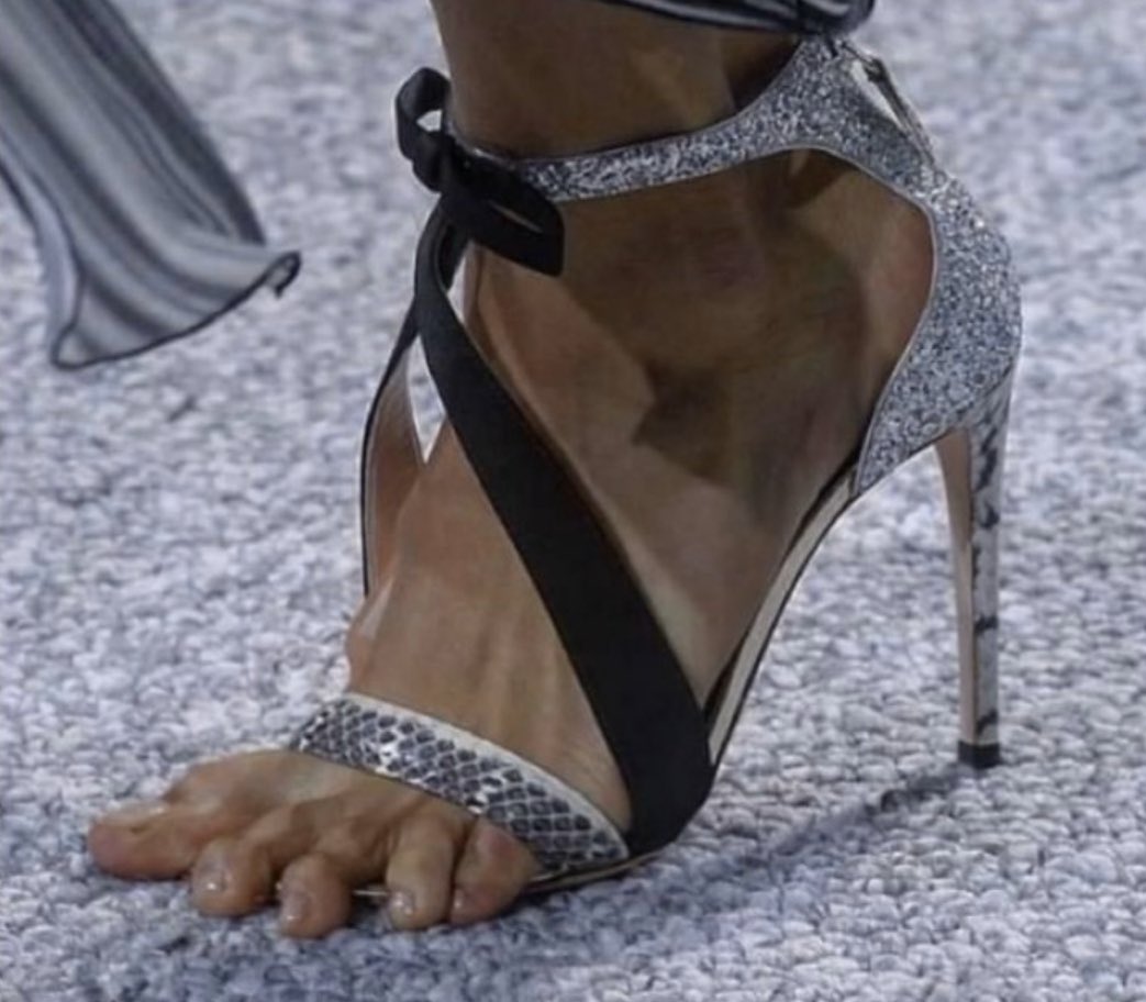 SophieTatar's tweet photo. Cuando te gustan mucho unos zapatos pero no tienen tu talla.... https://t.co/5Wu8F58lCp