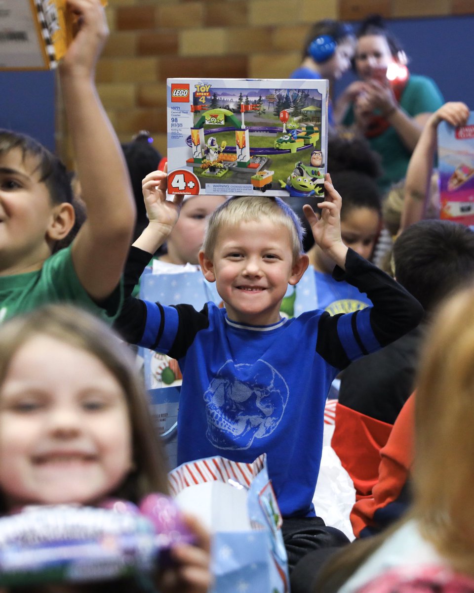 jamesriver's tweet photo. ‘Tis the season of giving back to our community! Because of your generosity during Season of Giving, we had the opportunity to bring Christmas to these awesome kiddos at three Springfield elementary schools!

#jrclife #jrcchristmas #seasonofgiving #giving #elementary #school https://t.co/hLLxFr6EML