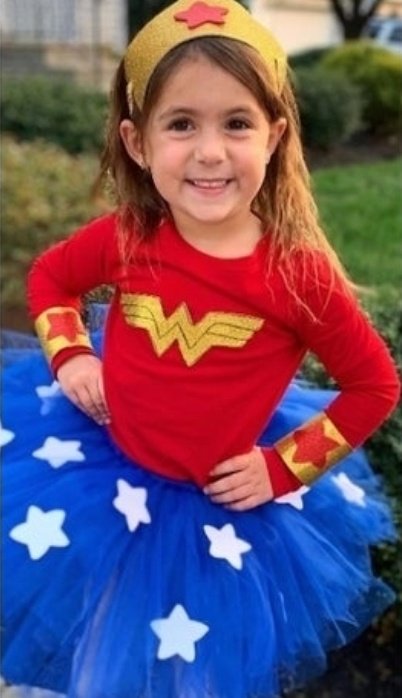 GratitudeDNA's tweet image. เด็กหญิงอายุแค่4ขวบ โทรสายด่วนเรียกรถพยาบาลเมื่อแม่หมดสติ แล้วดูแลน้อง3คนอายุ2ขวบและแฝดหนึ่งคู่อายุ1ขวบกับหมาอีก3ตัวระหว่างรอจนท. เมื่อจนท.มาถึงน้องต้องไปยกเอาเก้าอี้มาวางที่ประตูเพื่อปลดล็อคให้จนท.เข้ามาในบ้าน ระหว่างจนท.ช่วยแม่ ก็ไปป้อนโยเกิร์ตน้องๆ
4ขวบมีสติมากกว่าผู้ใหญ่ซะอีก