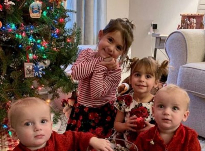 GratitudeDNA's tweet image. เด็กหญิงอายุแค่4ขวบ โทรสายด่วนเรียกรถพยาบาลเมื่อแม่หมดสติ แล้วดูแลน้อง3คนอายุ2ขวบและแฝดหนึ่งคู่อายุ1ขวบกับหมาอีก3ตัวระหว่างรอจนท. เมื่อจนท.มาถึงน้องต้องไปยกเอาเก้าอี้มาวางที่ประตูเพื่อปลดล็อคให้จนท.เข้ามาในบ้าน ระหว่างจนท.ช่วยแม่ ก็ไปป้อนโยเกิร์ตน้องๆ
4ขวบมีสติมากกว่าผู้ใหญ่ซะอีก