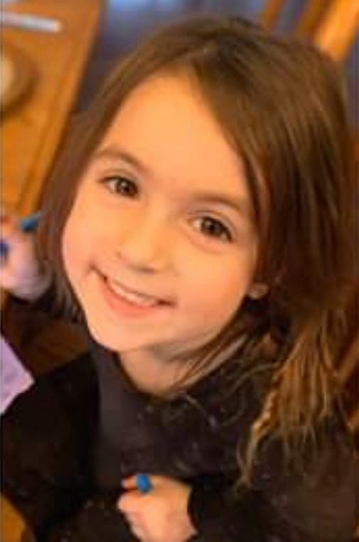 GratitudeDNA's tweet image. เด็กหญิงอายุแค่4ขวบ โทรสายด่วนเรียกรถพยาบาลเมื่อแม่หมดสติ แล้วดูแลน้อง3คนอายุ2ขวบและแฝดหนึ่งคู่อายุ1ขวบกับหมาอีก3ตัวระหว่างรอจนท. เมื่อจนท.มาถึงน้องต้องไปยกเอาเก้าอี้มาวางที่ประตูเพื่อปลดล็อคให้จนท.เข้ามาในบ้าน ระหว่างจนท.ช่วยแม่ ก็ไปป้อนโยเกิร์ตน้องๆ
4ขวบมีสติมากกว่าผู้ใหญ่ซะอีก