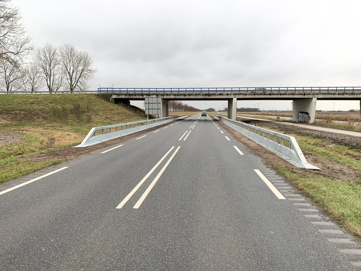 henkcwinters's tweet photo. Nieuwe stalen barriers langs de #N309 #Dronterweg beschermen de tussen pijlers van het betonnen kunstwerk #N710 Biddingweg @FlevoWegen https://t.co/Ij6i59MeeI