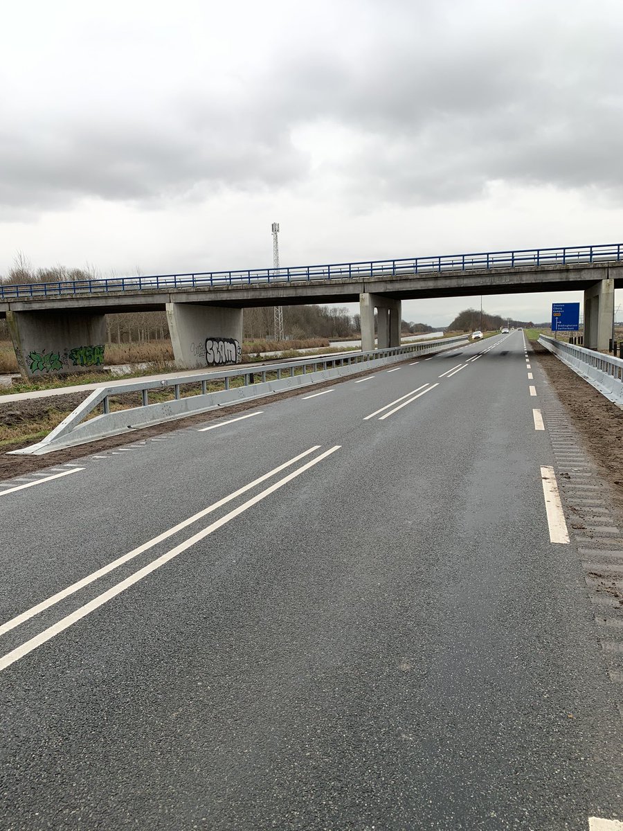 henkcwinters's tweet photo. Nieuwe stalen barriers langs de #N309 #Dronterweg beschermen de tussen pijlers van het betonnen kunstwerk #N710 Biddingweg @FlevoWegen https://t.co/Ij6i59MeeI