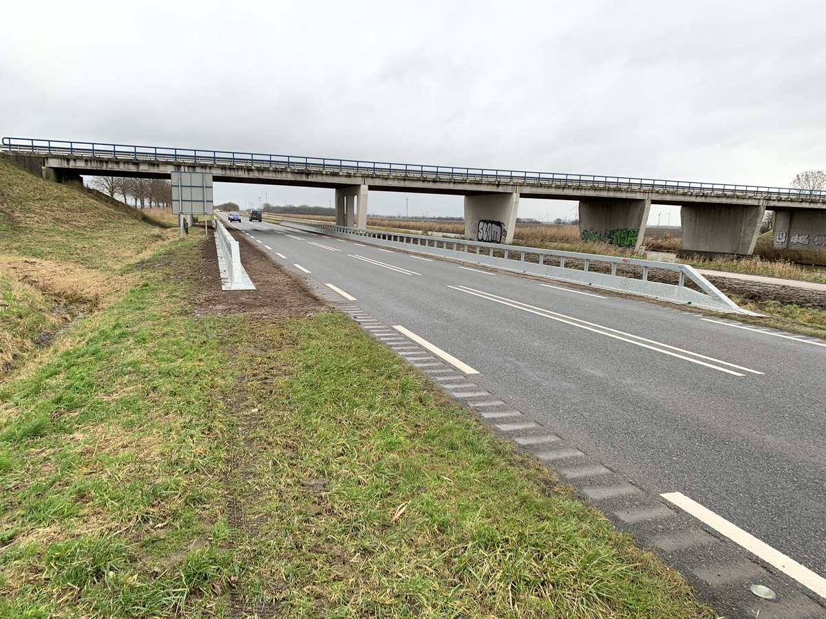 henkcwinters's tweet photo. Nieuwe stalen barriers langs de #N309 #Dronterweg beschermen de tussen pijlers van het betonnen kunstwerk #N710 Biddingweg @FlevoWegen https://t.co/Ij6i59MeeI