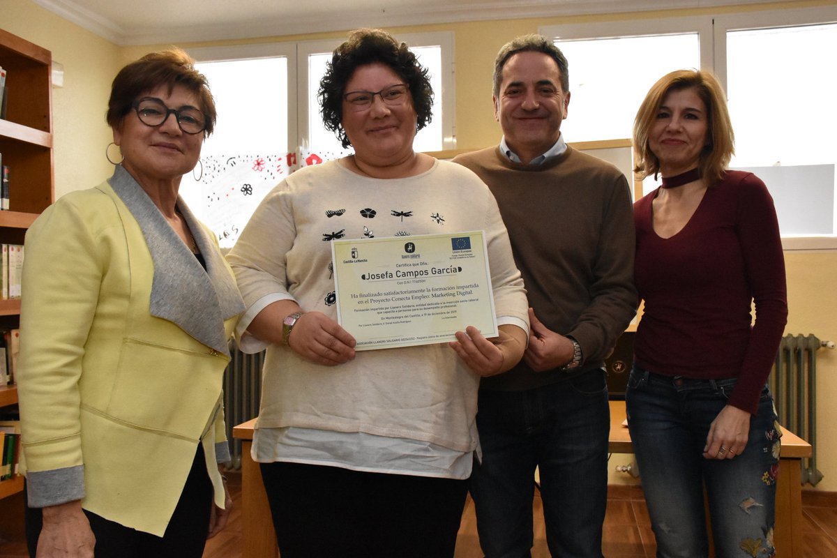 JCG1971's tweet photo. Fin de curso con entrega de diplomas agradecer Luisa, María Dolores, Maria,Melissa,Dani, Fran, Tomas ,@comarcalfm por venir @bjccm por el proyecto conecta empleo de #llarerosolidari al @ayuntamiemto de montealegre del Castillo por ayudar @losretazos  en todo . https://t.co/JVGvjARSuV