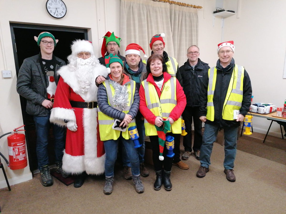 Elves out with <a href="/BalsallcomLions/">Balsall Common Lions</a> around The Grange tonight, Santa will be with you shortly #MerryChrismas
