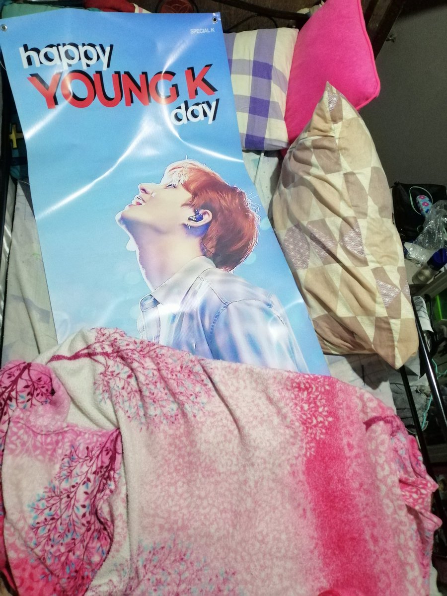 jaeyooniepark's tweet photo. Young K reached home safe and sound. He will sleep now 😂 

Thank you so much for organizing this event @HappyYKDay 💕. I didn't really expect anything tbh. I just went there because I want to promote my works but then I gained moots and YK ;) . till then! 😊 https://t.co/oxJdhFI7Hg