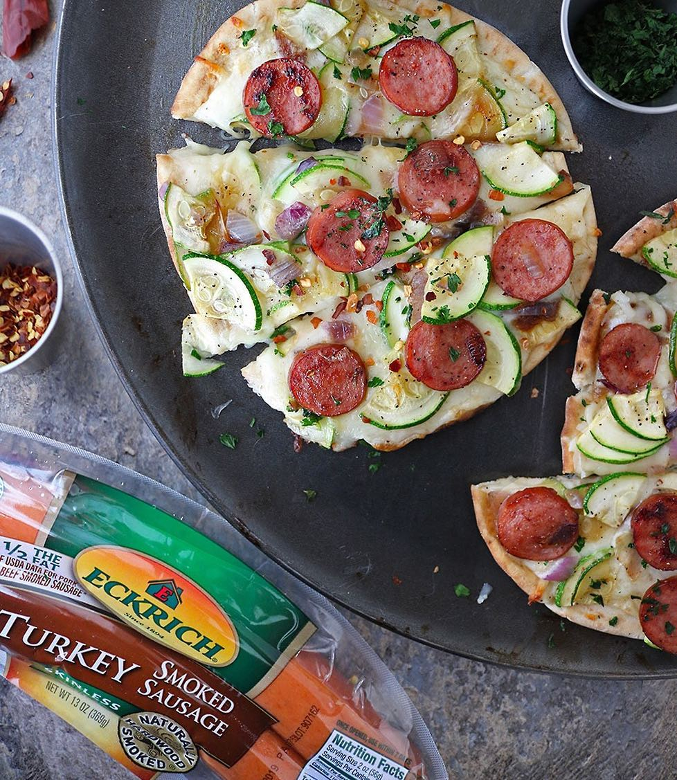 EckrichMeats's tweet image. #FlatbreadFriday. We're making it a thing and starting with this Easy Zucchini Flatbread recipe. Are you with us? Get the recipe here: savoryspin.com/easy-zucchini-…