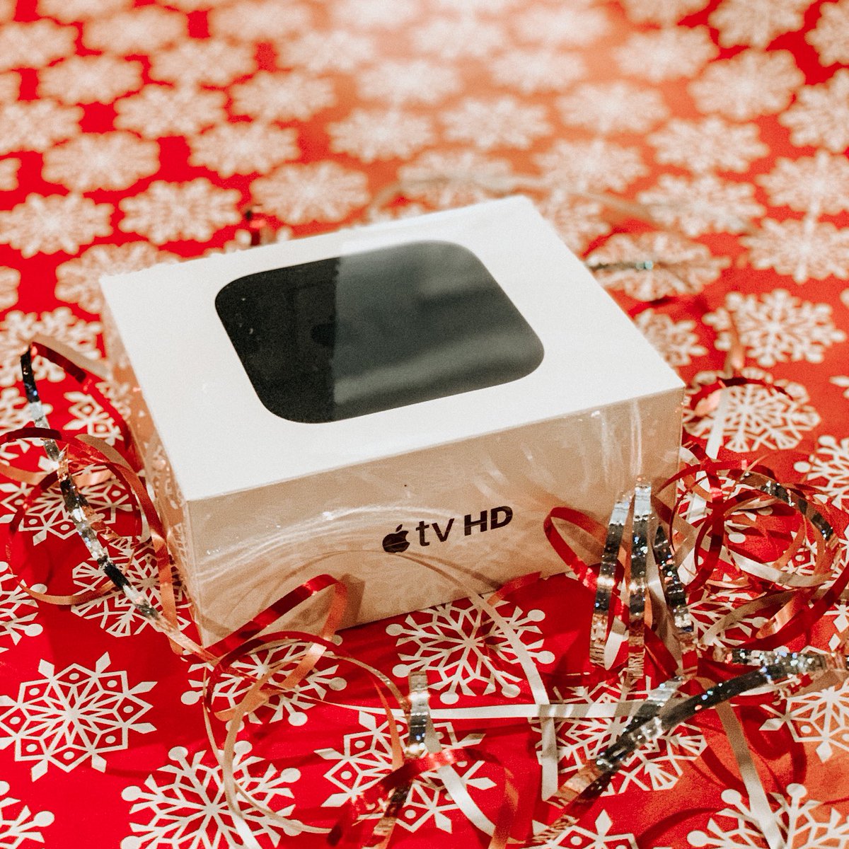 CottagesLT's tweet photo. You could win an Apple TV HD! 😍 This is open to ANYONE, &amp; it closes tomorrow morning at 9am CST. All steps have to be made for an entry, &amp; this is ONLY on Twitter. 
HOW TO ENTER (see below): https://t.co/s0gzgr7wAt