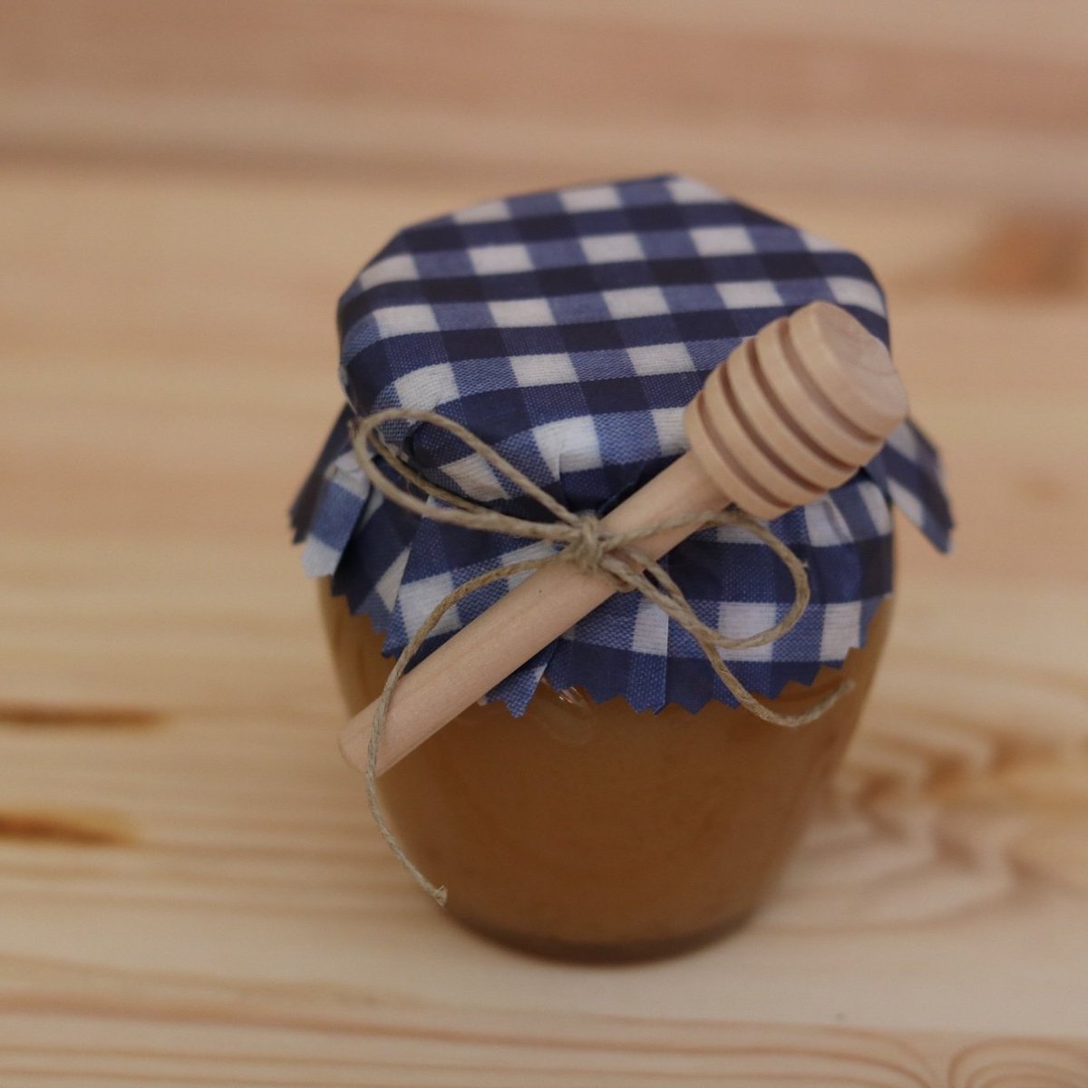 decovintagechic's tweet photo. La navidad es un momento perfecto para contarles a vuestros familiares que os casáis el próximo año. 
Y empieza la cuenta atrás... ¿Ya habéis pensado en los detalles para los invitados? 
Hoy os dejamos otra idea de tarros de miel. 
#decovintagechic
#detallesparaeventos https://t.co/kExxFbOEJK