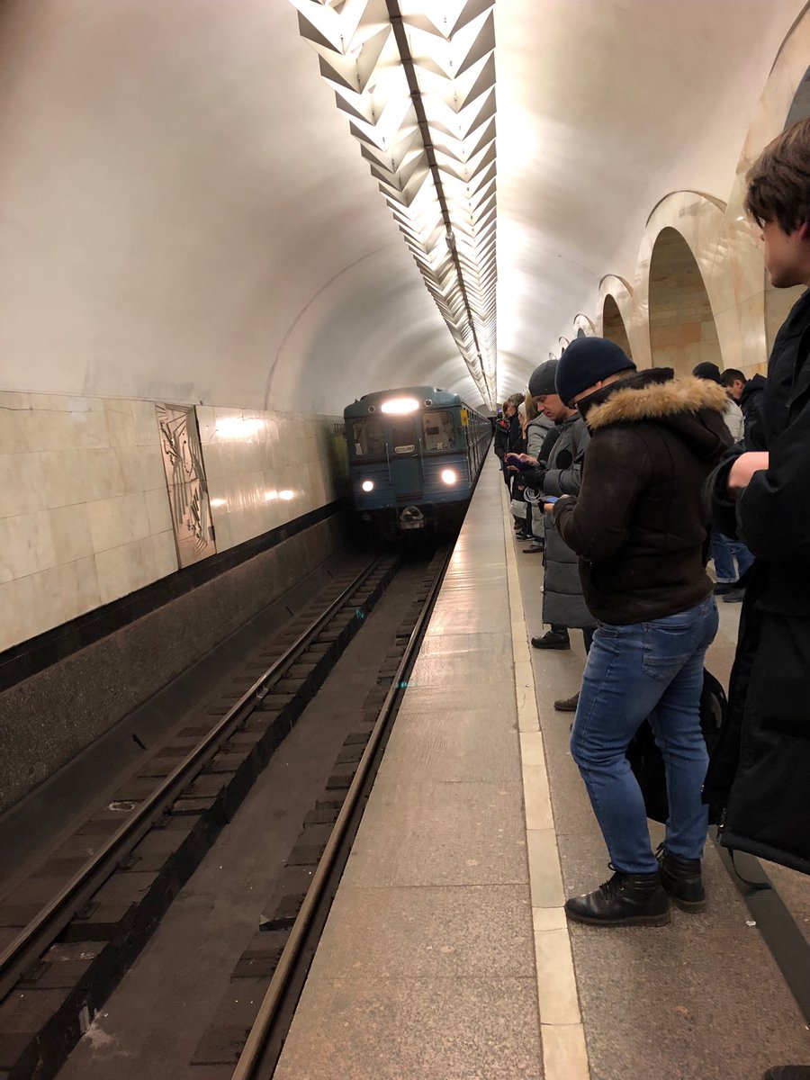 briglaurent's tweet photo. Le rêve du parisien, le métro de Moscou ! Toute l’année, 1 rame toute les 1 minute 40.... https://t.co/KE6WotyTu7