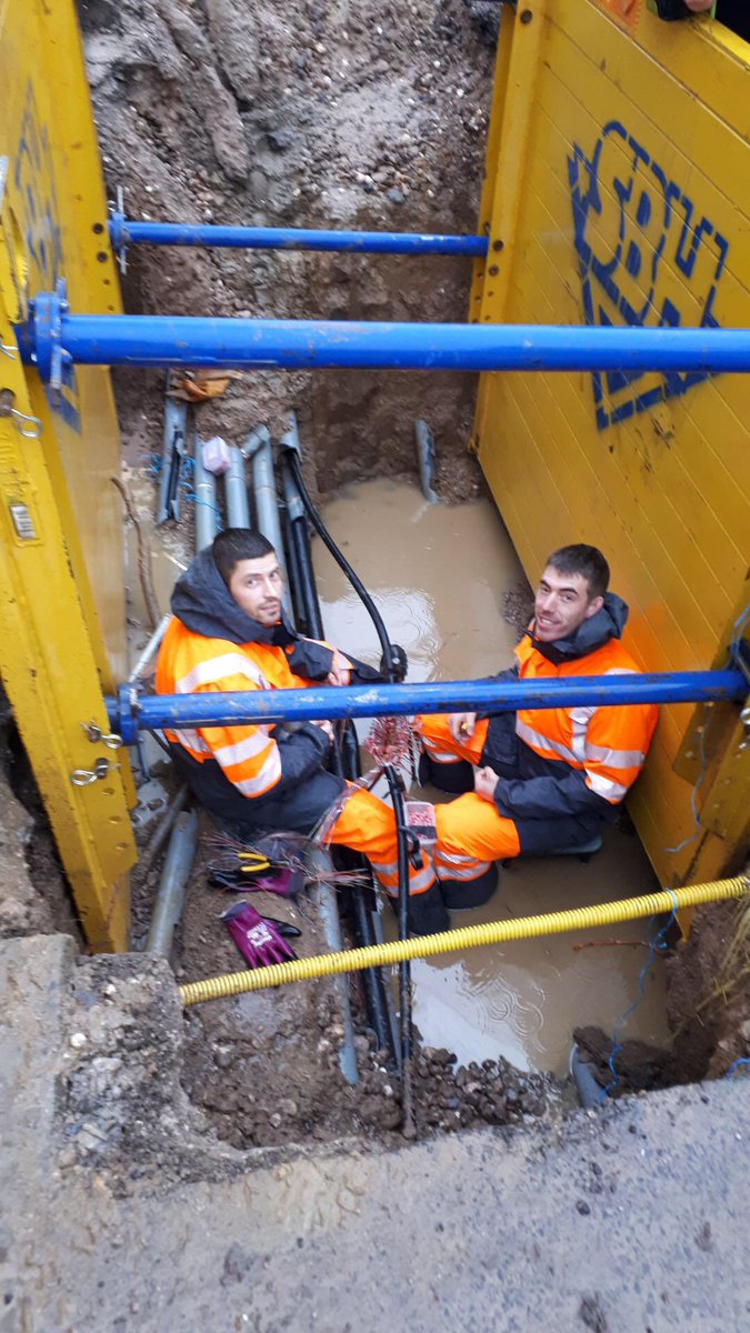 OrangeGrandEst's tweet photo. 🚧A #EsseyLesNancy les travaux vont nécessiter encore plusieurs heures d'intervention, dans des  conditions difficiles.

Le rétablissement des clients sera progressif, et nécessitera pas moins de 10.000 soudures entre les câbles réseau. ⚠️ https://t.co/k5xLvX9iag