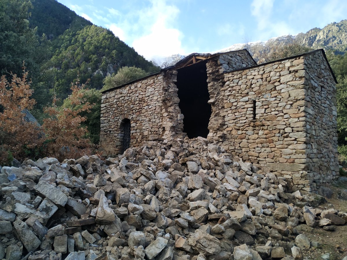 edu_tarres's tweet photo. Laboralment avui ha estat molt bèstia. Ha colapsat el campanar de Sant Vicenç d'Enclar, església preromànica del VIII-IX https://t.co/nt5ZMbzQ8C