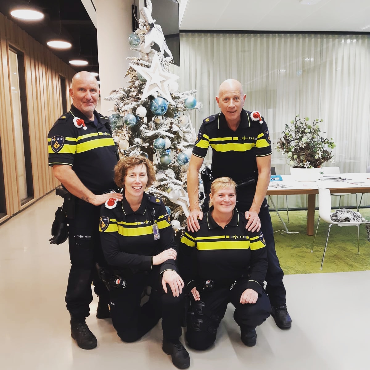Wijkagent_WDN's tweet photo. Alvast hele fijne en liefdevolle dagen toegewenst!

#wijkagenten #waddinxveen #POLWZ https://t.co/zIBu6twzQH