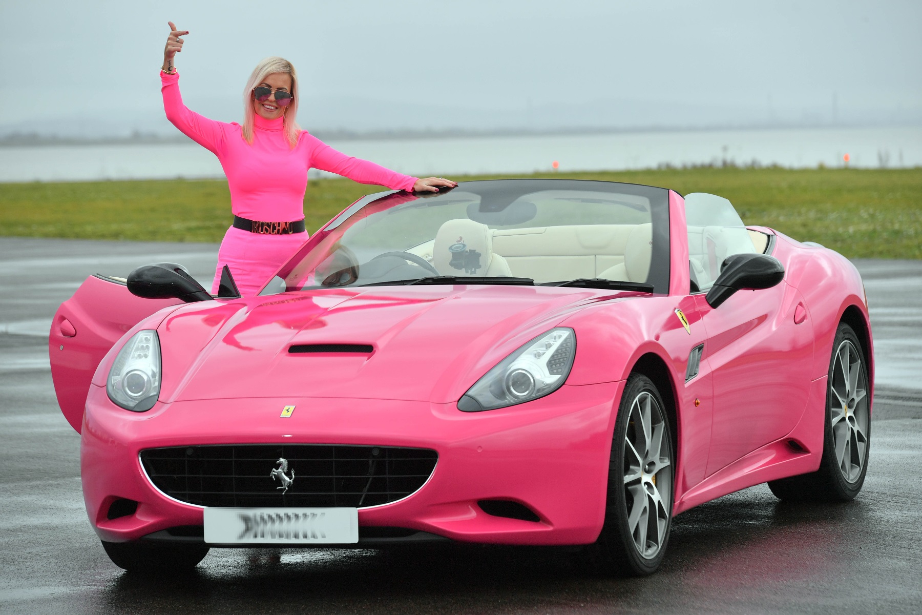 Лучшая машина для женщины. Феррари Пинк. Розовая машина. Розовые машины для девушек. Женская розовая машина.