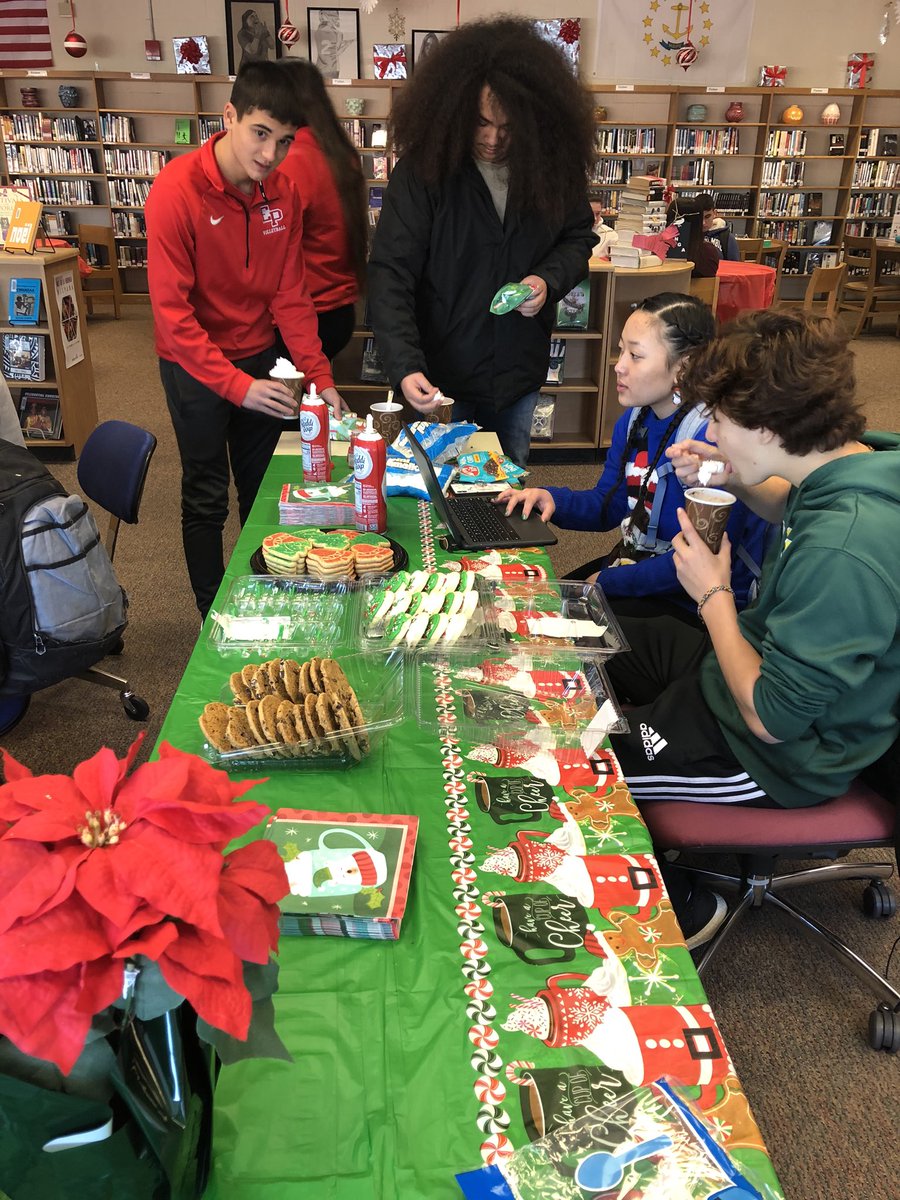 martafromRI's tweet photo. My day is “Funner” than yours... I’m
flying solo up here but you’d never know it! #Justsmile #Hotchocolate #Music #Townies #Towniepride #LibraryShenanigans @Jnmonteiro5 @MsShaniWallace https://t.co/9xyliYDoMF