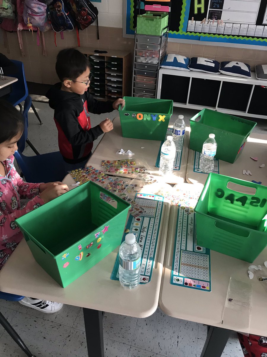 MrsSweger's tweet photo. Creating our own personal library to use during winter break! @GuilfordEle #gatorsdeserveit20 https://t.co/FrOaaL72s3