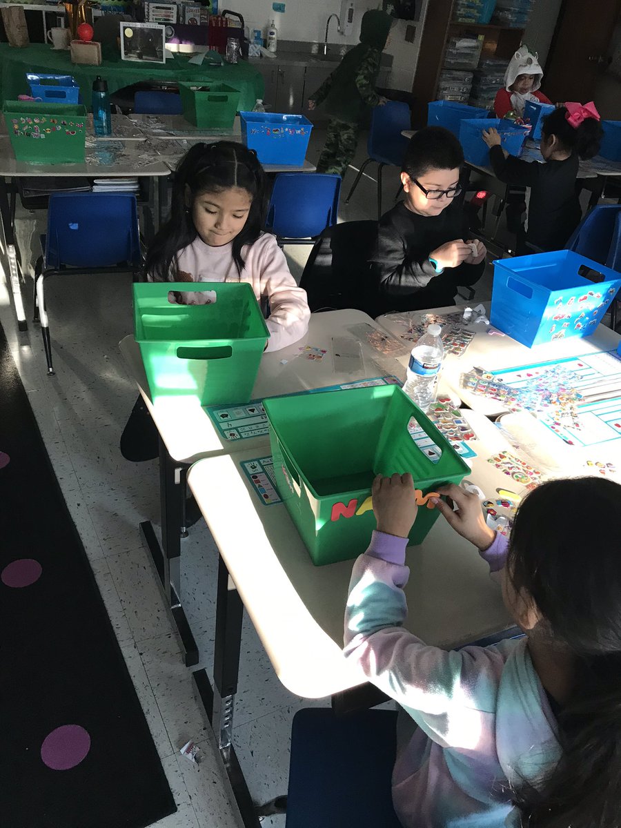 MrsSweger's tweet photo. Creating our own personal library to use during winter break! @GuilfordEle #gatorsdeserveit20 https://t.co/FrOaaL72s3