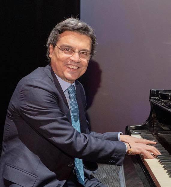 SalvoLaRosatv's tweet photo. Vi abbraccio #cututtuucori: vi aspetto oggi 20 dicembre al @TMVBellini a Catania col concerto dedicato a Lucio Dalla, per la Fondazione Lions, con @roncellamare, #GianlucaTerranova, #LucaMadonia, #RosaMartirano, #ISolistidelSestoArmonico diretti da #PeppeVessicchio e #PinoPerris. https://t.co/NBs4yOJKpB