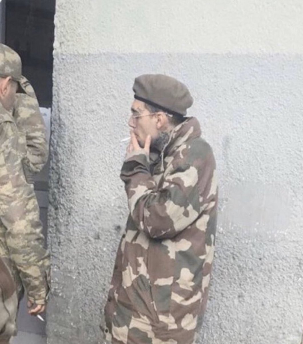 İmkansızım imkansızım
Çıktı nalet komutanım teki vicdansızın
Ooo derdim neydi askerlikten başka
Ettirdin beni isyan gazım
 #ezhel