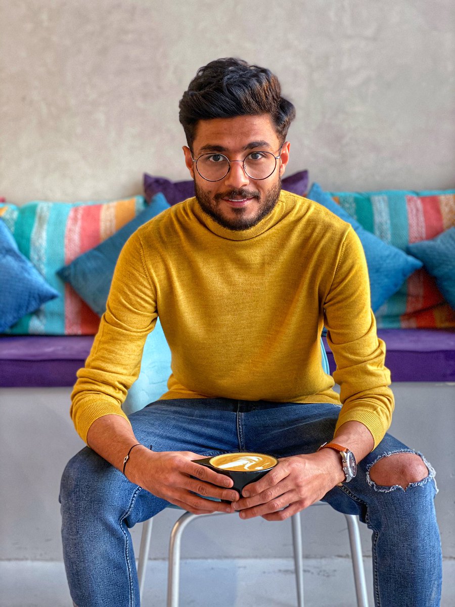 كأن الكون كوبّ قَهوة و أغنية حُب وأنتِ.