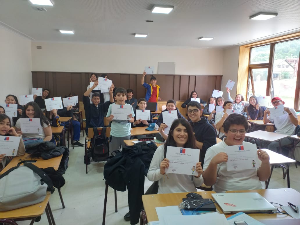 futa_escuela's tweet photo. Con mucha alegría queremos socializar con nuestra comunidad educativa el gran trabajo efectuado durante estos años por el Programa de Salud Oral JUNAEB que se desarrolla en el establecimiento. 
Al gran equipo de trabajo ¡Gracias por todo! ¡Nos vemos el 2020! https://t.co/ksV947Ap6O