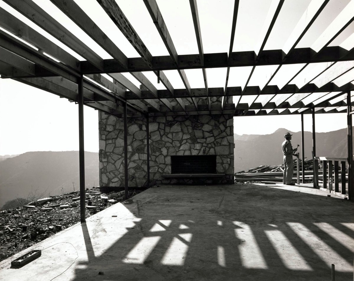 VisualAcoustics's tweet photo. The Case Study House #16, designed by Craig Ellwood recently hit the market for $3M. Visit https://t.co/5tUMWrx8yB for more info!
.
Case Study House #16, Craig Ellwood, 1952, Bel Air, CA.
.
© J. Paul Getty Trust. Getty Research Institute, Los Angeles (2004.R.10) #juliusshulman https://t.co/zceuWaoIIe