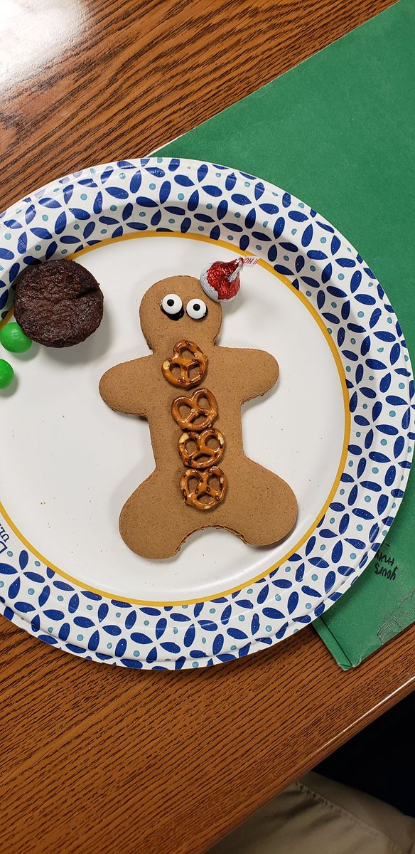EnglishDAEP's tweet photo. A little cookie decorating for after final fun with our students ❤ @HumbleISD_CLC #clcproud https://t.co/HLwGDkoAtA