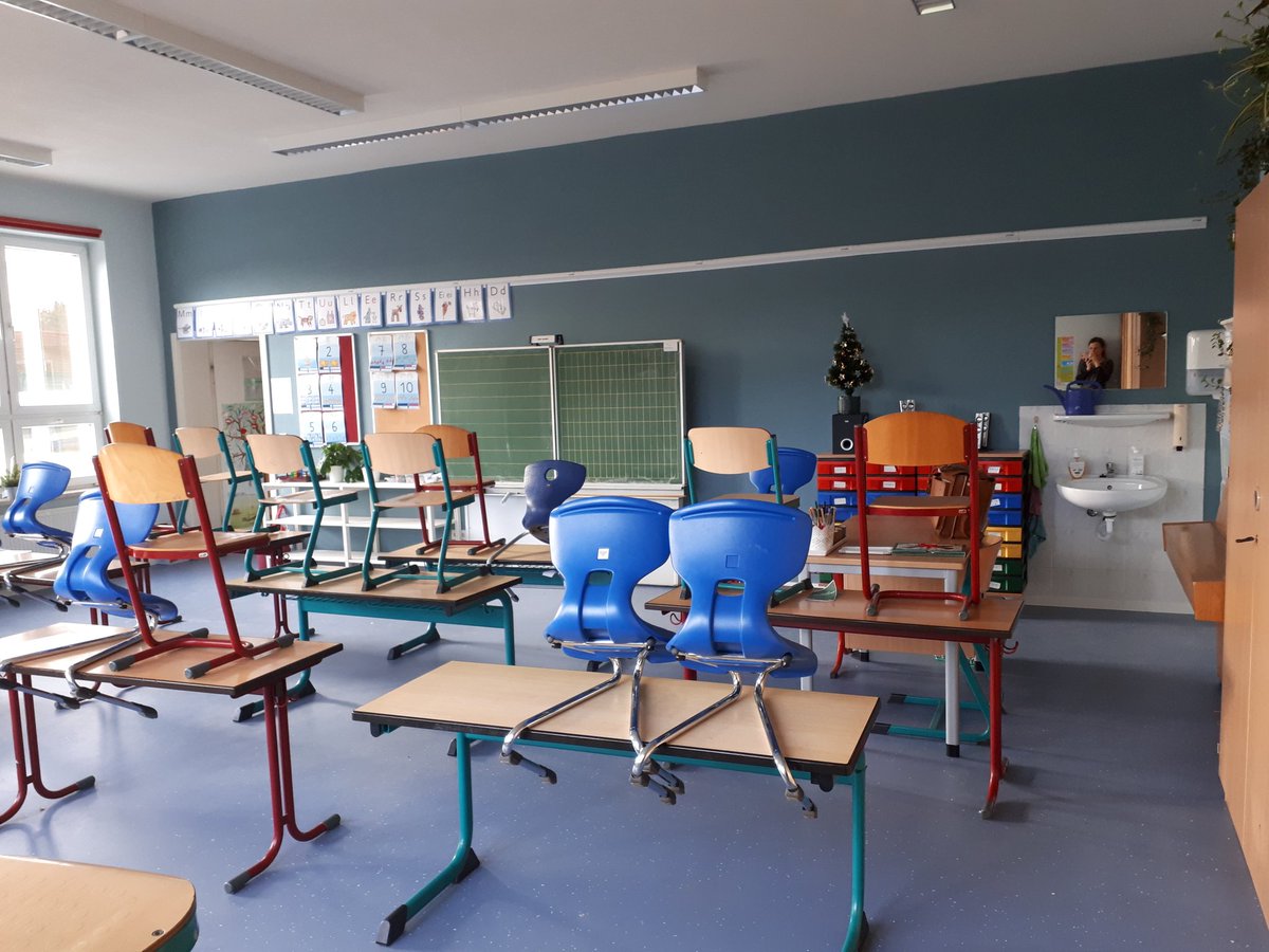 maeusebiss's tweet photo. Ich höre schon das Ferienglöckchen läuten #ringeling
Einen tollen #FERIENSTART an alle Menschen mit Schulhintergrund da draußen!
#grundschule
#twitterlehrerzimmer https://t.co/4MkGD0behe