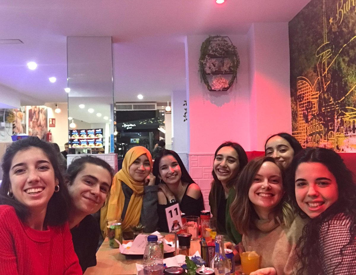 Ahir tots els monitors de l'esplai van anar a sopar junts i ens ho vam passar molt bé i vam riure molt.
Us desitgem bones festes!!